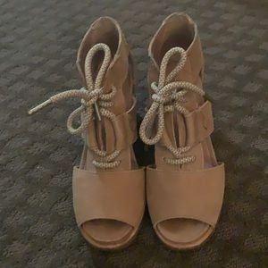 Sorel sandals tan